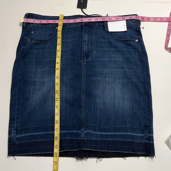 NWT Liverpool Jeans Estrella Medium Dark Stretch Released Hem Denim Skirt Sz 14P - Picture 8 of 9
